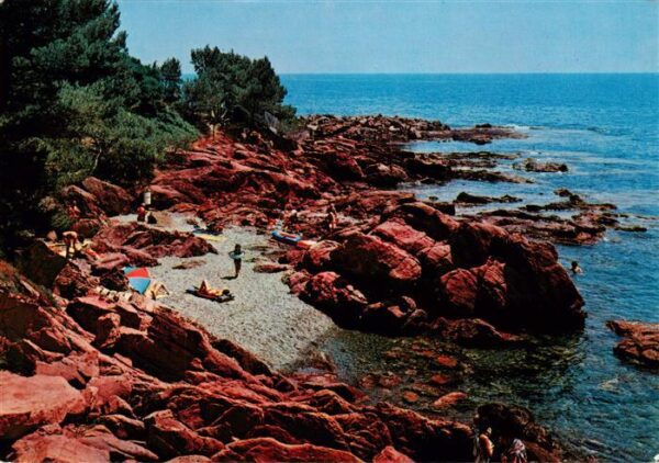 Rochers Rouges La Corniche d’Or Une calanque aux Roche