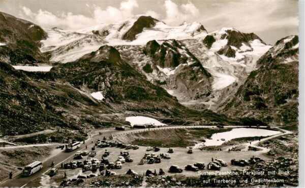 Sustenpasshoehe 2262m BE Parkplatz mit Blick auf Tierberge und G