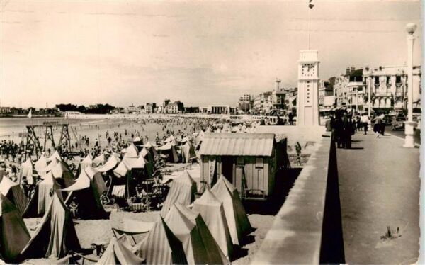 Les Sables-d Olonne 85 Le Remblai et la plage