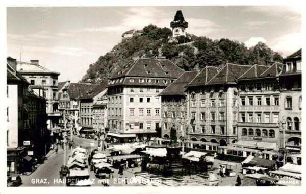 Graz  Steiermark AT Hauptplatz mit Schlossberg