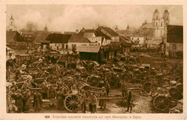 Sejny PL Erbeutete russische Geschuetze auf dem Marktplatz