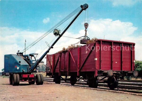 Eisenbahn Schrottentladung durch Elektrokranen