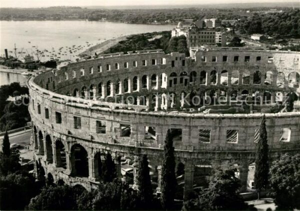 Pola Pula Croatia Piistav na istrijskem poloostrove s lim