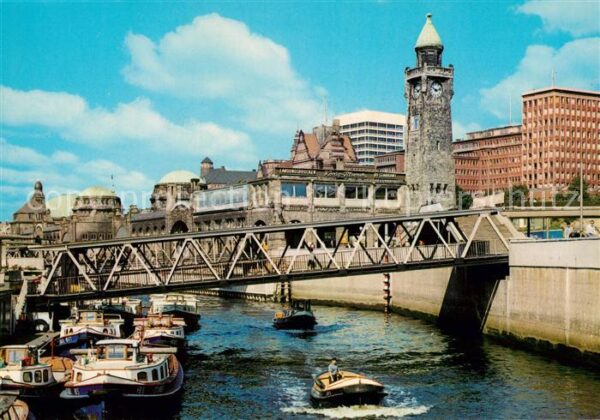 Hamburg An den St Pauli Landungsbrücken