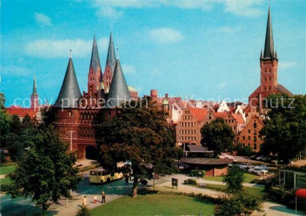 Luebeck Holstentor Marienkirche und alte Salzsp