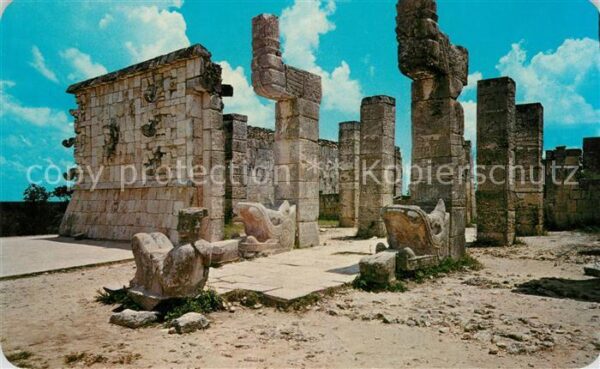 Chichen Itza El Chac Mool frente al Templo de los Gu