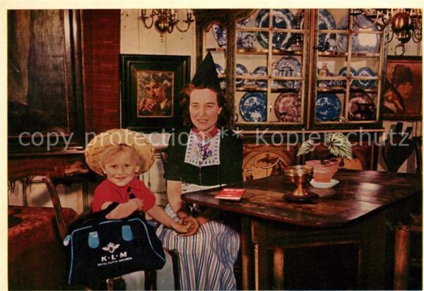 Volendam Gaststätte Trachten Frau mit Kind