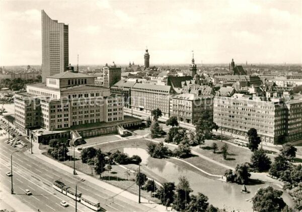Leipzig Oper mit dem Hochhaus der Karl Marx Uni