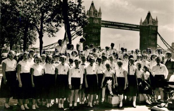 London Remscheider Kinderchor vor Tower Bridge