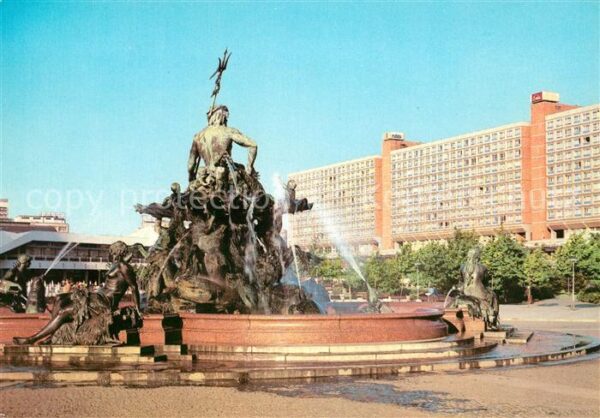 Berlin Neptunbrunnen mit Magistrale Hauptstadt