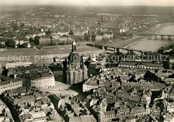 Dresden Fliegeraufnahme mit Neumarkt und Frauen