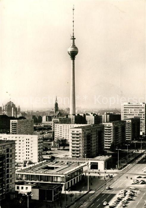 Berlin Karl Marx Allee mit Fernsehturm