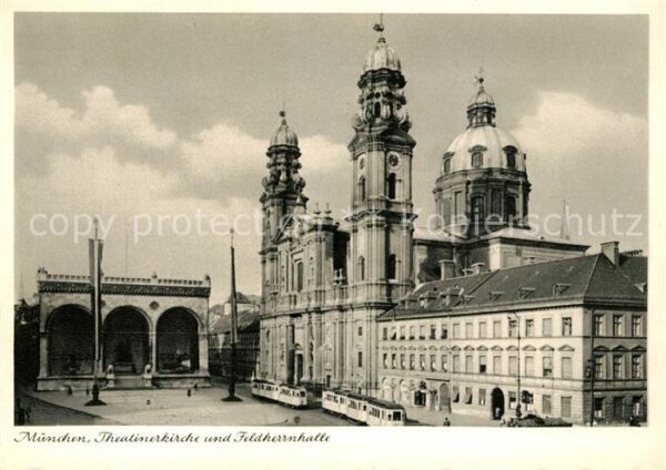 Muenchen Theatinerkirche und Feldherrnhalle