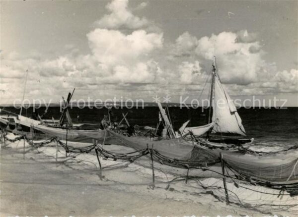 Sellin Ruegen Fischernetze Fischerboot Strand