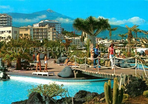 Puerto de la Cruz Lago Martianez con el Teido