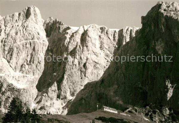 Ramsau Dachstein Steiermark Dachsteinsüdwandhütte mit Dirndl Berghü