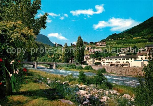 Lana Meran Uferpartie am Fluss Blick auf Schloss B