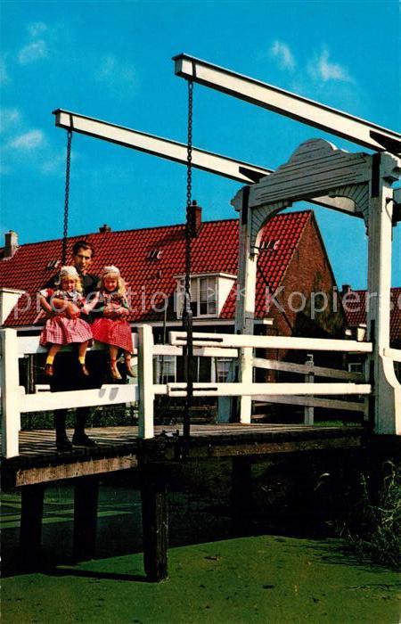 Marken Hebebrücken Trachtenmädchen