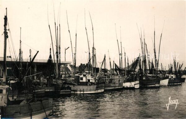 Segelboote Guilvinec Thonniers et Chalutiers a Qua