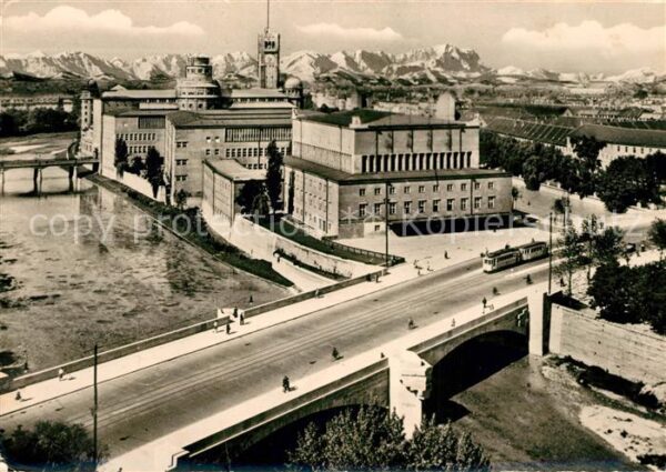 Muenchen Deutsches Museum mit Ludwigsbrücke über