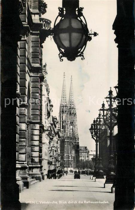 Wien Votivkirche Blick durch Rathausarkaden