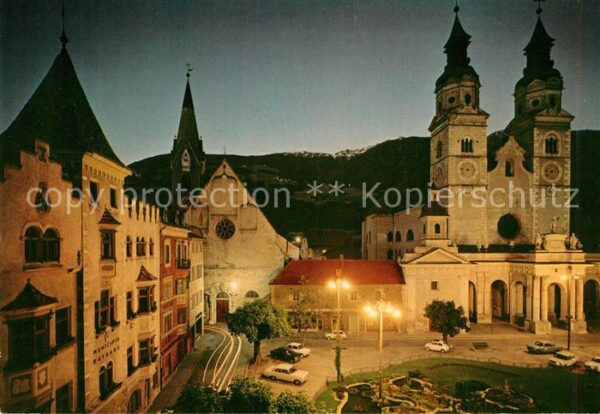 Bressanone Platz Kirche Nachtaufnahme