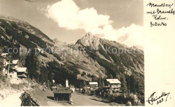 Brandberg Tirol Bergdorf mit Kolm Zillertaler Alpen