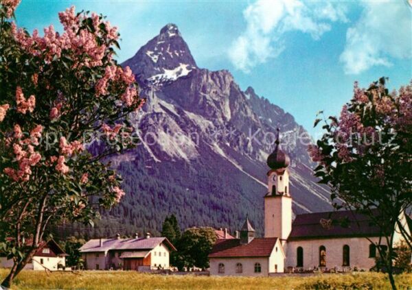 Ehrwald Tirol Ortsansicht mit Kirche Baumblüte Sonnen