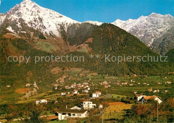 Dorf Tirol Gesamtansicht mit Alpenpanorama