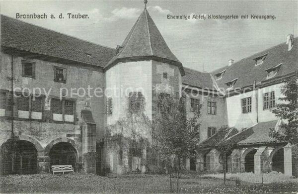 Bronnbach Abtei Klostergarten mit Kreuzgang