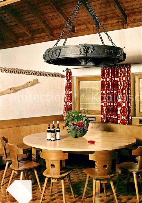 Kaltern Weinstrasse Tirol Kosttisch in der Bauernkellerei