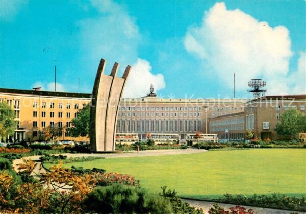 Tempelhof Berlin Flughafen Platz der Luftbrücke mit Luft