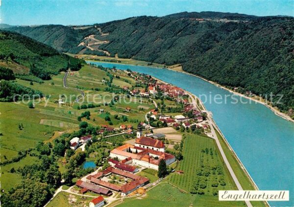 Engelhartszell Donau Oberoesterreich Fliegeraufnahme Kirche