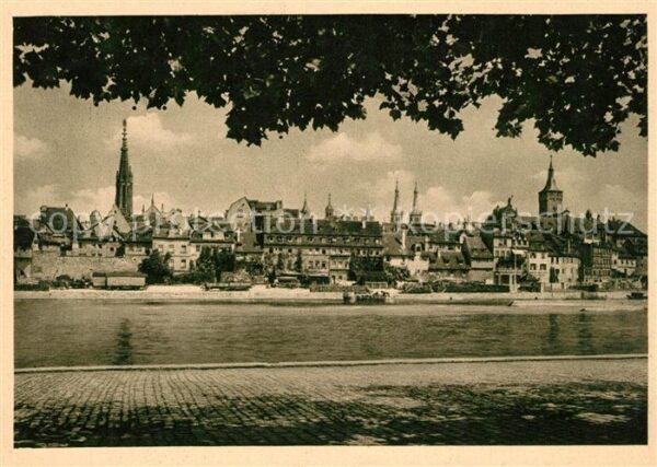 Wuerzburg Blick auf die Altstadt über den Main