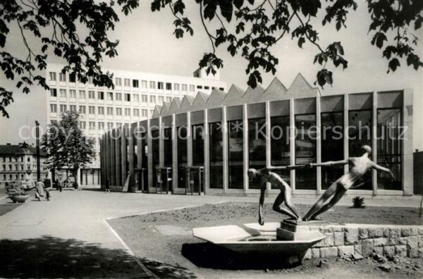 Miskolc Sitz des SZOT mit Statue Wasserschöpfer