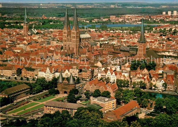 Luebeck Stadtbild mit Kirchen und Holstentor Fl
