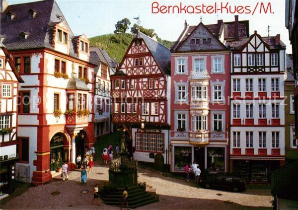 Bernkastel-Kues Marktplatz mit Rathaus und St Michaelsb