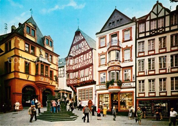Bernkastel-Kues Marktplatz mit Rathaus und St Michaelsb