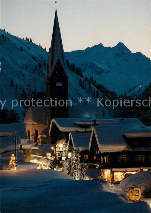 Mittelberg Kleinwalsertal Ortsmotiv mit Kirche zur Weihnachtszeit