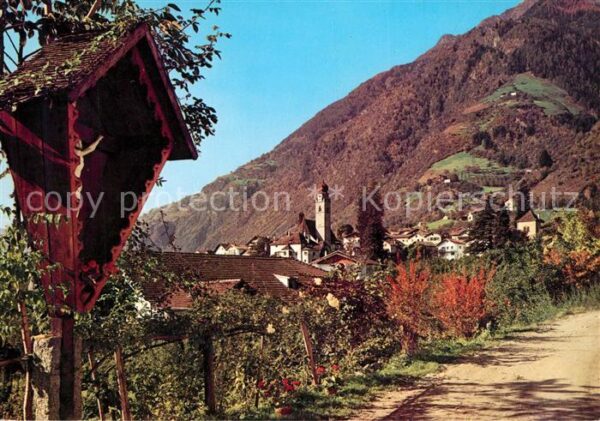 Partschins Parcines Wegekreuz Blick zur Kirche