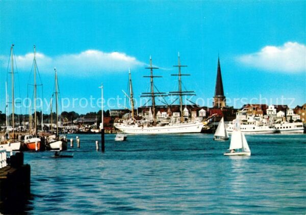 Travemuende Ostseebad Blick zum Hafen mit Segelschulschiff Go