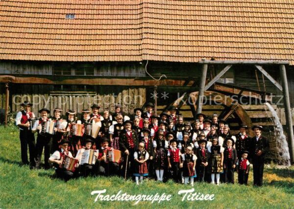 Jostal Trachtengruppe Titisee vor der Urismühl
