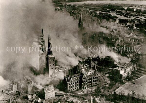 Luebeck Dom und Museum Luftangriff 1942 Trümmer