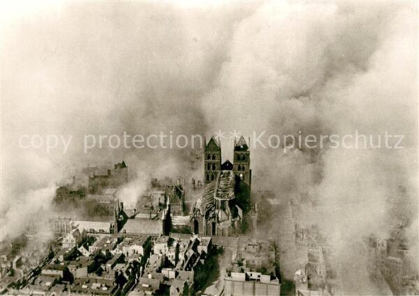 Luebeck Marienkirche Luftangriff 1942 Trümmer 2