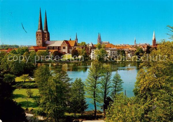 Luebeck Mühlenteich mit Dom und Türmen der Stad