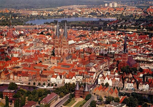 Luebeck Stadtbild mit Holstentor St Petri und M