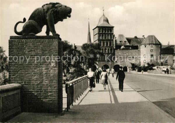 Luebeck Burgtor Löwenskulptur Brücke Kupfertief