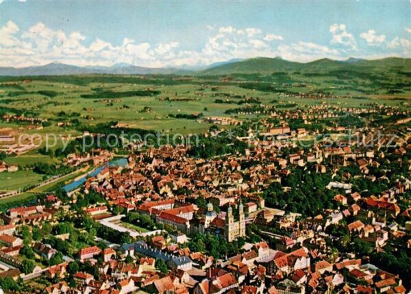 Kempten Allgaeu mit Alpenkette und Zugspitzmassiv Flieg