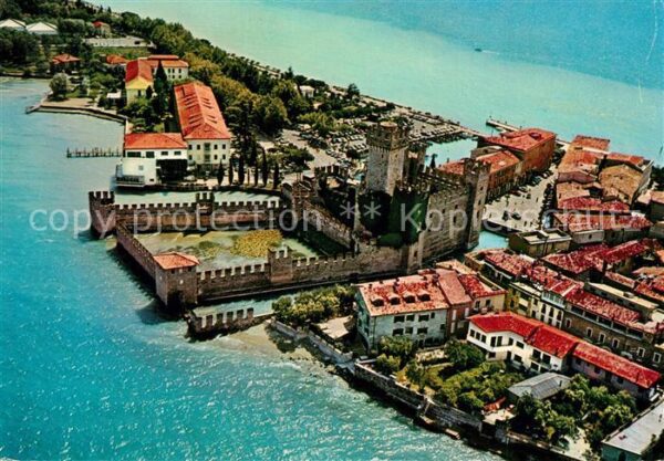 Sirmione Lago di Garda Fliegeraufnahme Castello Scaligero Halb