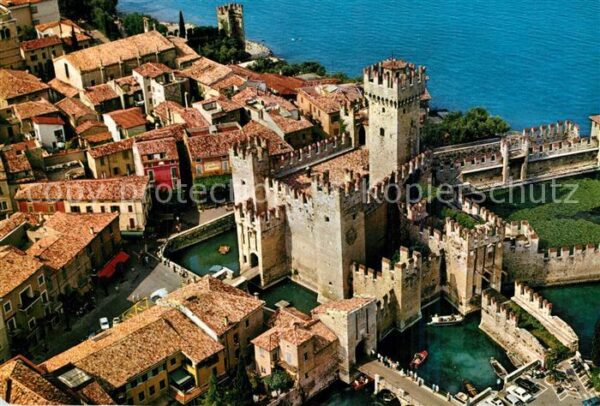 Sirmione Lago di Garda Fliegeraufnahme Lago di Garda Castello